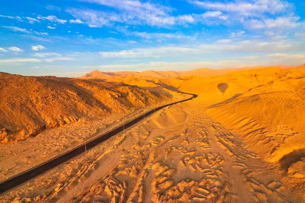 stock image Shadow of a hot air balloon over ochre coloured desert landscapes near the valley of kings,a UNESCO world heritage site near Luxor,Egypt