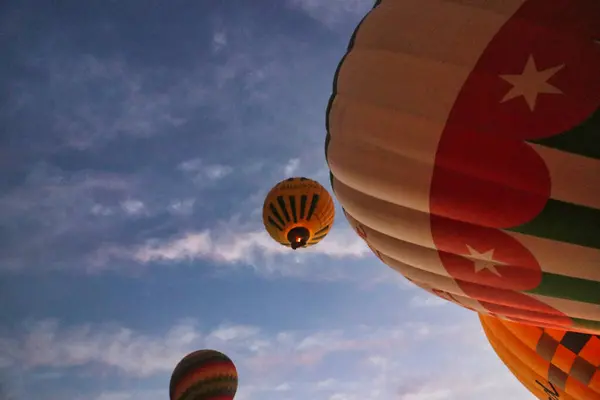 stock image Hot air balloons of different colours and sizes take flight in the dawn over the sahara desert,near Luxor,Egypt