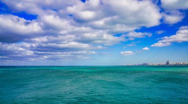 Akdeniz 'in gök mavisi tonları parlak gökyüzü ve İskenderiye şehri Kaaitbay Kalesi' nden görülebilen gökdelenler, M.S. 1479 'da Mamluk Sultan Kaitbay, Pharos Adası, İskenderiye, Mısır