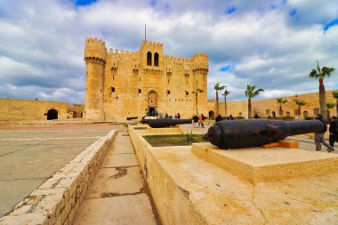 1479 yılında M.S. Mamluk Sultan Qaitbay, Pharos Adası, İskenderiye, Mısır 'da inşa edilen UNESCO' nun dünya mirası Hisar 'ına ön giriş ve demir silah mevzileri göründü.