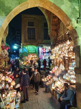 Kahire, Mısır, 28 Aralık 2019-Satıcılar Kahire 'nin tarihi Han El Khalili pazarının arka sokaklarında antika lambalar ve hediyelik eşyalar satıyorlar.