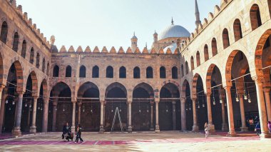 Kahire, Mısır, 28 Aralık 2019 - Mısır İslam Kahire 'sindeki Selahaddin Kalesi' nin arka planında Muhammed Ali Camii 'nin mineralleriyle El Nasir Hz. Muhammed Camii' nin avlusunun görüntüsü