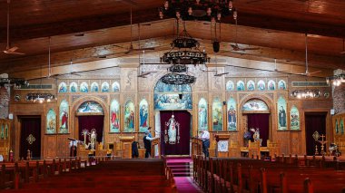 Kahire, Mısır, 28 Aralık 2019 - Mısırın Coptic ilçesindeki Aziz Meryem Kilisesi, Kahire El-Rihan, ya da fesleğen tenceresinde dua eden ziyaretçilerle birlikte sunak ve dua salonunun görüntüsü.