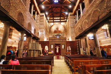Kahire, Mısır, 28 Aralık 2019 Azizler Sergius Kilisesi 'nin ya da Abu Serga Kilisesi' nin sunak salonu, Mısır 'ın Kahire şehrinde Joseph, Mary ve Bebek İsa' nın geleneklere göre dinlendiği en eski Coptic Hristiyan kilisesi.