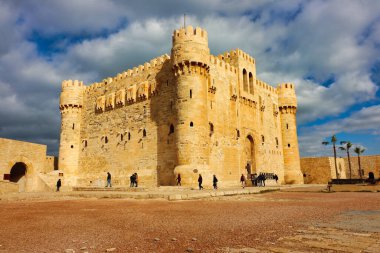 İskenderiye, Mısır, 30 Aralık 2019 M.S. 1479 'da Mamluk Sultan Kaitbay tarafından inşa edilen Qaitbay Kalesi' nde sarı kumdan yapılmış siperlerin ve kulelerin en üst düzey görüntüsü.