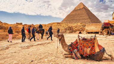 Kahire, Mısır, 29 Aralık 2019-Mısır Büyük Khafre Piramidi manzarası Kahire, Mısır yakınlarındaki Giza platosunda turizm gezileri için hazırlanmış develerle