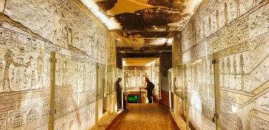 Luxor, Mısır, Ocak 1,2020-Ramesses III, KV11 mezarının ana geçidi, Krallar Vadisi 'nde ölüler kitabından, kapılardan ve diğer Mısır cenaze kitaplarından dekoratif duvar kabartmalarıyla birlikte.