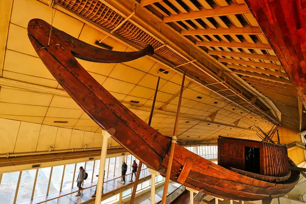 Kahire, Mısır, 29 Aralık 2019 Khufu 'nun Büyük Güneş Teknesi' nin Khufu Piramidi yakınlarındaki Güneş Teknesi Müzesi 'ndeki görüntüsü şimdi Mısır' ın Kahire yakınlarındaki Büyük Mısır Müzesi 'ne taşındı.