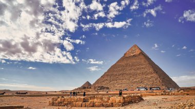 Büyük Khafre Piramidi 'nin geniş açılı görüntüsü, dünyanın harikası, arka planda Büyük Khufu Piramidi ile Kahire, Mısır yakınlarındaki Giza platosunda parlak bulutlu bir günde