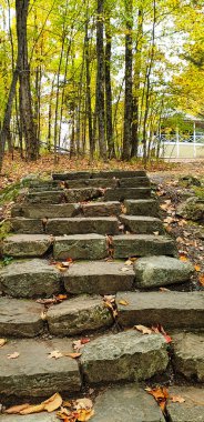 Kingsmere Gölü 'nün yanında manzaralı ve tarihi Mackenzie King malikanesi, eski Kanada başbakanı Mackenzie King' in Gatineau Park, Quebec, Kanada 'daki konutu.