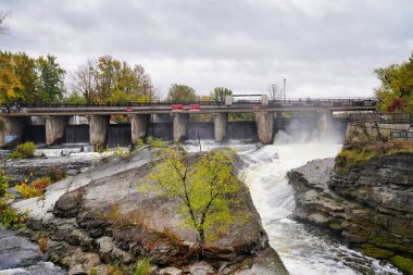 Kanada, Ontario, Ottawa 'daki Vincent Massey parkındaki Rideau nehrindeki barajdan Hogs nehrinin kükreyen akıntıları oluşur.