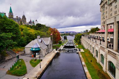 Ottawa 'nın UNESCO dünya mirası Rideau Kanalı kilitlerinin manzaralı görüntüsü, Ottawa, Ontario, Kanada' da sonbahar mevsiminde bulutlu bir günde Ottawa Gölü ile Ontario Nehri 'ni birbirine bağlıyor.