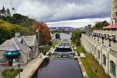 Ottawa 'nın UNESCO' daki dünya mirası Rideau Kanalı kilitleri, Ottawa Nehri ile Ontario Gölü 'nü birbirine bağlıyor.