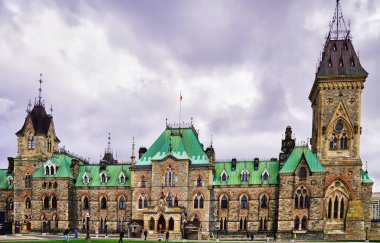 Ottawa 'nın tarihi Parlamento Binalarının Doğu Bloğu, Gotik diriliş tarzıyla inşa edildi, 1886 yılında Ottawa, Ontario, Kanada şehir merkezinde tamamlandı.