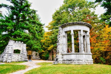 Mackenzie King Malikanesi 'ndeki tarihi Abbey Harabeleri, Kanada' nın eski başbakanı Mackenzie King tarafından Kanada 'nın Quebec kentindeki Gatineau Park' ta toplanan Kanada tarihi eserleri.