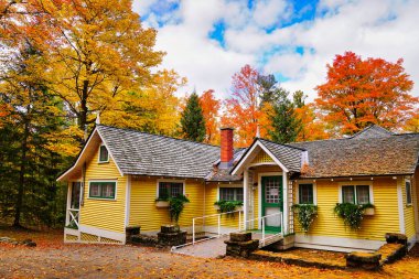 Turuncu ve kırmızı sonbahar renkleri, Kanada başbakanı Mackenzie King 'in Kanada' nın Quebec eyaletindeki Gatineau Park 'taki malikanesinde yaşadığı bir kulübeye benzer bir portre çiziyor.