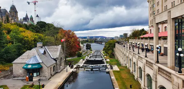 Ottawa 'nın UNESCO' daki dünya mirası Rideau Kanalı kilitleri, Ottawa Nehri ile Ontario Gölü 'nü birbirine bağlıyor.