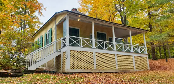 Tarihsel kütük kulübesi, yaz tatili ve Kanada 'nın eski başbakanı Mackenzie King' in Kanada 'nın Quebec kentindeki Gatineau Park' taki konutu.