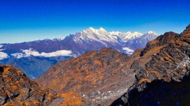 Zatrwa La Pass, Karyolung, 6511 m ve Khatang 'dan görülebilen panoramik himalaya zirveleri, Mera Tepesi' nin ana kampı olan 6476 metre yüksekliğindeki Khumbu, Nepal tepesine giden Lukla Vadisi üzerinde 6790 m kule.