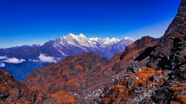 Zatrwa La Pass, Karyolung, Khatang, Panaltopa, Tengi Ragi Tau 'dan görülebilen panoramik himalaya zirveleri, Mera Tepesi' nin ana kampı olan 6476 metre yüksekliğindeki Khumbu, Nepal tepesine uzanan Lukla Vadisi üzerinde yükseliyor.