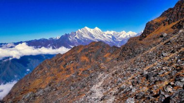 4600 metre yükseklikteki Zatrwa La Pass 'tan görülebilen panoramik himalaya zirveleri, Lukla Vadisi üzerindeki Karyolung ve Khatang manzaraları, 6476 metre yüksekliğindeki Mera Tepesi ana kampı, Khumbu, Nepal