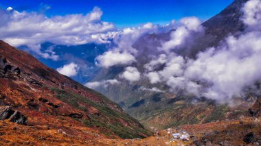 Khumbu Himalayaları 'nın 6476 metre yüksekliğindeki ana kampı Mera Tepesi' nden Zatrwa La geçidi üzerinden Lukla Vadisi 'ne doğru dik bir iniş yapan Chutanga köyünün kuş bakışı görüntüsü.