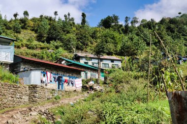 Bereketli tarlalar ve köy konutları, Nepal 'in Everest bölgesine açılan kapı olan Lukla yakınlarındaki manzarayı noktalıyor.