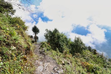 Bulut ormanlarının üzerinden yükselen engebeli Himalayalar, Nepal, Khumbu Himalayaları 'ndaki 6476 metre yüksekliğindeki ana kamp Mera Tepesi' ne giden yürüyüşçüler tarafından alınır.