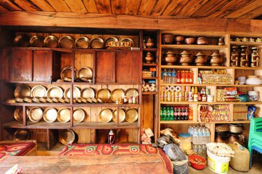 Khumbu Himalayaları, Nepal 'deki 6476 metre yüksekliğindeki ana kamp Mera Tepesi' ne giden Sibuje köyündeki bir çay evinde geleneksel bakır kaplar, mutfak gereçleri, abur cuburlar ve içecekler görülüyor.