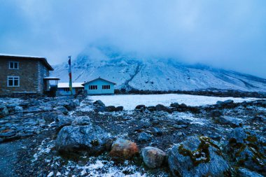 Thaknag köyünün akşam manzarası, 4130 metre, Mera Tepesi 'ndeki ana kampa giden kar yağışı sonrası, Khumbu Himalayalar, Nepal' de 6476 metre yüksekliğinde bir tepe.