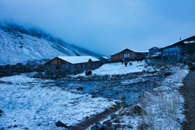 Thaknag köyünün akşam manzarası, 4130 metre, Mera Tepesi 'ndeki ana kampa giden kar yağışı sonrası, Khumbu Himalayalar, Nepal' de 6476 metre yüksekliğinde bir tepe.