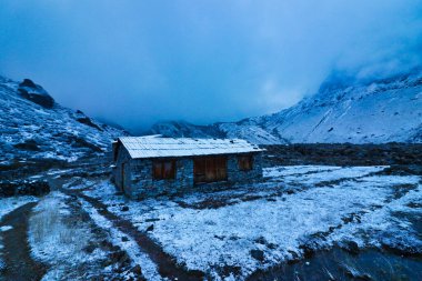 Thaknag köyünün akşam manzarası, 4130 metre, Mera Tepesi 'ndeki ana kampa giden kar yağışı sonrası, Khumbu Himalayalar, Nepal' de 6476 metre yüksekliğinde bir tepe.
