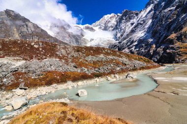 Nepal 'in Khumbu Himalayaları' nda 6476 metrelik yüksek bir tepe olan Mera Tepesi 'ne giden Khare köyü yakınlarında görülen buz çağlayanın dibinde buzul erimesi meydana geldi.