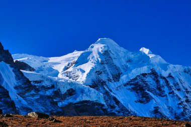 Sabah erken saatlerde Mahakulung zirvesi, 6250 metre, Mera Tepesi 'ne komşu küçük tepe Mera Tepesi' nin ana kampı olan Khumbu Himalayaları 'nın 6476 metre yüksekliğindeki Khumbu Tepesi yakınlarındaki Khare köyünde yükseliyor.