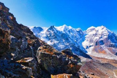 Kuzey Zirvesi Mera Tepesi, 6476 metre sağda ve bitişik Merkez Zirvesi 'nde 6461 metre Mahakulung Tepesi' nde, Khare köyü, Himalayalar, Nepal 'den görülebilen çerçevenin merkezinde 6250 metre uzaklıkta.