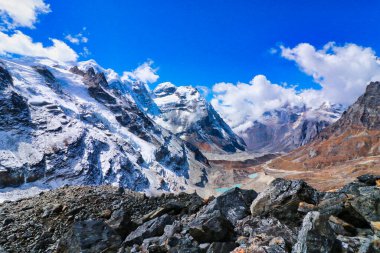 Hinku Vadisi 'nin panoramik manzarası, solda Mera tepesi sıradağları ve Kusum Kanguru ile, Kyashar çerçevenin sağ tarafında, Himalayalar' daki Mera Tepesi, Nepal 'deki ana kampına doğru yükseliyor.