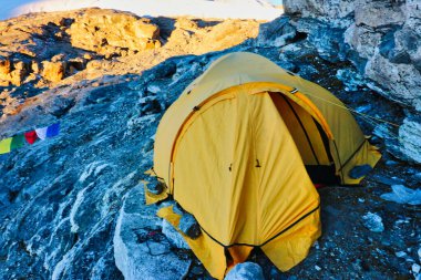 Mera La 'nın yukarısındaki kayalık kayalıklara tırmananlar için iki kişilik çadır ya da Mera Geçidi ve ana kamp, 5300 metre, Mera Tepesi Seferi' ndeki dağcılar için Himalayalar, Nepal