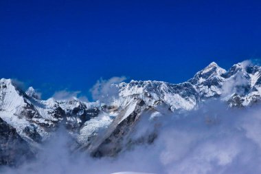 Everest Zirvesi ve Nuptse Sırtı, Malanphulan ve Ama Dablam ile karenin solunda Mera Tepesi Yüksek Kampı 5900 metre, Mera Tepesi Seferi, Himalayalar, Nepal Tepesi