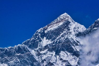 Everest Zirvesi 'nin muhteşem manzarası, 8848 metre ve Nuptse sırtı önplanda batı yüzü, Mera Tepesi Kampı' ndan akşam 5900 metre, Mera Tepesi seferi, Himalayalar, Nepal