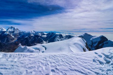 Mera Tepesi 'nin Merkez Zirvesi' nden, 6461 metre doğuya, Mera Tepesi 'nin daha az doğu zirvesine, 6230 metre uzaklıktaki Kanchenjunga Himalayaları' na, Mera Tepesi Seferi, Nepal 'e doğru bakın.