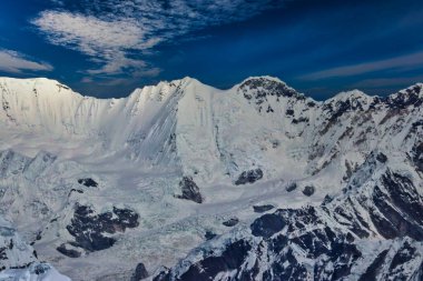 Ngozumpa Kang I, II ve III, hepsi 7600 m artı Nepal-Tibet sınırındaki Cho Oyu 'nun yan kuruluş zirveleri Mera Tepesi' nin merkez zirvesinden bu büyüleyici zoom telefoto, 6461 m, Mera Peak Seferi, Nepal