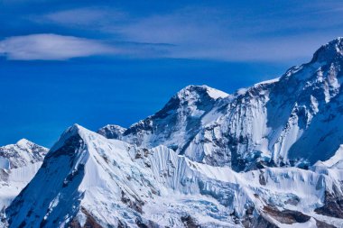 Kangchungtse, 7678 m, Makalu topluluğunun bir parçası, zirve ve ve güney Mera Peak Merkez Zirvesi 'nin 6461 m yakınında, açık bir günde, Mera Peak Seferi, Nepal