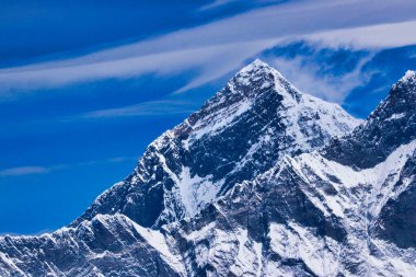 Everest Zirvesi, 8848 metre, dünyanın en yüksek noktası, Nuptse sırtının tırtıklı kenarından yükseliyor, Mera Tepesi Merkez Zirvesi, 6461 metre, Mera Tepesi Seferi, Himalayalar, Nepal