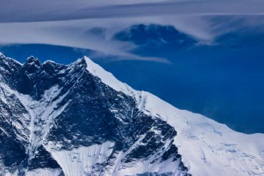 Lhotse Shar Zirvesi, 8383 metre ve Mera Zirvesi 6461 metre, Mera Tepesi Seferi, Nepal Zirvesi 'nden görülen güneydoğu sırtı.