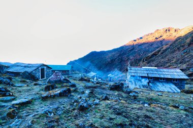 Tuli Kharka 'lı Hamlet, 4100 metre, Zatrwa La Geçidi' nin tabanında, dağcılar ve yürüyüşçüler için Lukla 'dan Hinku Nehri Vadisi' ne, Himalayalar, Nepal 'deki Mera Tepesi ana kamp yürüyüşüne kadar çay evleri var.