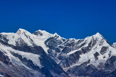 Zatrwa La Pass 'tan görülebilen güzel Himalaya tepeleri, 4610 metre, Panaltopa manzarası, Tengi Ragi Tau, Lukla vadisi üzerinde Mera Peak ana kampına giden yol, 6476 metre yüksekliğinde, Nepal zirvesi.