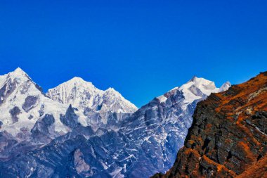Zatrwa La Pass 'tan görülebilen güzel Himalaya tepeleri, 4610 metre, Panaltopa, Tengi Ragi Tau, Kongde Shar Lukla vadisi üzerinden 6476 metre yüksekliğindeki Mera Tepesi ana kampına gidiyor.