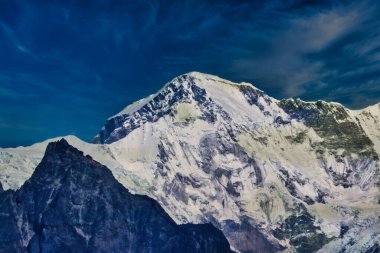 Cho Oyu, 8201 metre, dünyanın en yüksek 6. dağı, Nepal-Tibet sınırında Zatrwa La Pass, 4610 metre, Mera Peak Seferi, Nepal-Tibet sınırındaki bu muhteşem telefoto zoom görüntüsü.