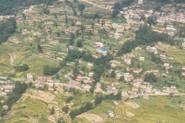 Nepal 'in khumbu bölgesindeki Himalayalar' ın alt eteklerindeki küçük dağ köyleri ve teraslı tarlalara kuşların bakış açısı
