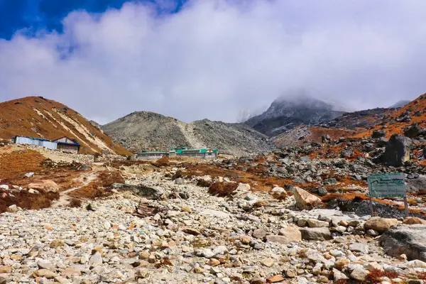 Khare Köyü 'nün 5041 metrelik çay evleri, Khumbu Himalayaları, Nepal' deki 6476 metre yüksekliğindeki ana kampı Mera Tepesi 'ne giden yürüyüşçülere ve dağcılara konaklama ve yiyecek sağlıyor.